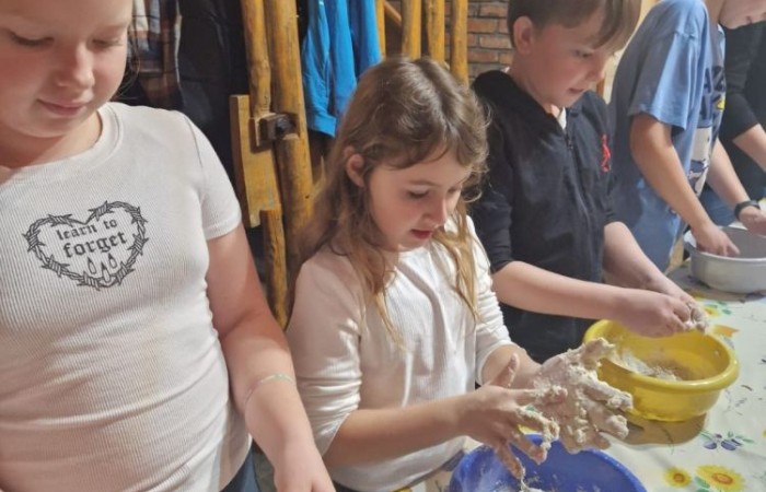 W dniach 13-14 listopada uczniowie klas 4 a i 5 b wzięli udział w wycieczce do Kaczego Bagna - Miejsca Inicjatyw Pozytywnych. Było to niezwykłe przeżycie, które oprócz zabawy pozwoliło dzieciom kształtować charakter, rozwijać osobowość i zdolności organizacyjne. Dzięki szerkiej gamie warsztatów uczniowie mieli możliwość zintegrować się, pobudzić wyobraźnię, uwierzyć w siebie i swoje możliwości, a także zdobywać nowe umiejętności poprzez zabawę. Mamy nadzieję, że smak satysfakcji z dobrze wykonanych zadań i cudowne wspomnienia pozostaną z nimi na zawsze. :)