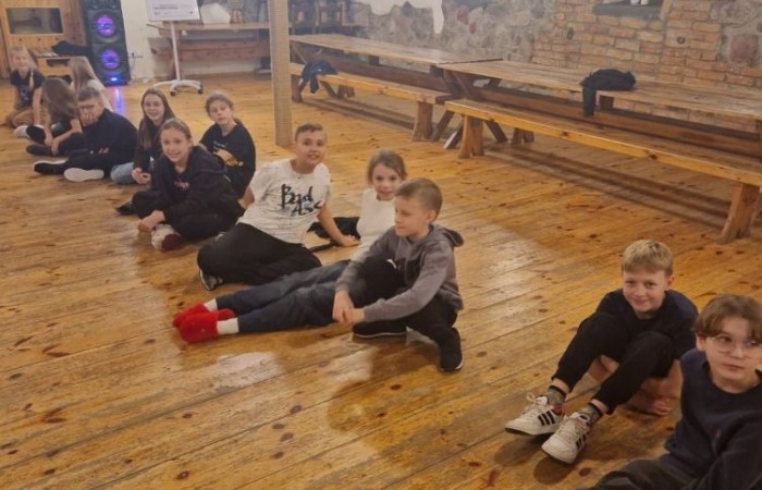 W dniach 13-14 listopada uczniowie klas 4 a i 5 b wzięli udział w wycieczce do Kaczego Bagna - Miejsca Inicjatyw Pozytywnych. Było to niezwykłe przeżycie, które oprócz zabawy pozwoliło dzieciom kształtować charakter, rozwijać osobowość i zdolności organizacyjne. Dzięki szerkiej gamie warsztatów uczniowie mieli możliwość zintegrować się, pobudzić wyobraźnię, uwierzyć w siebie i swoje możliwości, a także zdobywać nowe umiejętności poprzez zabawę. Mamy nadzieję, że smak satysfakcji z dobrze wykonanych zadań i cudowne wspomnienia pozostaną z nimi na zawsze. :)