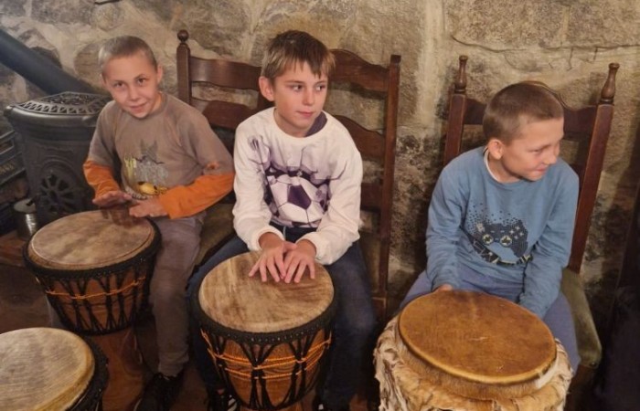 W dniach 13-14 listopada uczniowie klas 4 a i 5 b wzięli udział w wycieczce do Kaczego Bagna - Miejsca Inicjatyw Pozytywnych. Było to niezwykłe przeżycie, które oprócz zabawy pozwoliło dzieciom kształtować charakter, rozwijać osobowość i zdolności organizacyjne. Dzięki szerkiej gamie warsztatów uczniowie mieli możliwość zintegrować się, pobudzić wyobraźnię, uwierzyć w siebie i swoje możliwości, a także zdobywać nowe umiejętności poprzez zabawę. Mamy nadzieję, że smak satysfakcji z dobrze wykonanych zadań i cudowne wspomnienia pozostaną z nimi na zawsze. :)