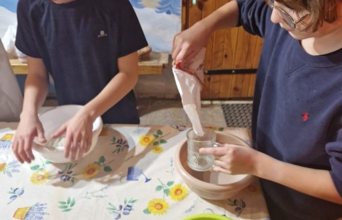 W dniach 13-14 listopada uczniowie klas 4 a i 5 b wzięli udział w wycieczce do Kaczego Bagna - Miejsca Inicjatyw Pozytywnych. Było to niezwykłe przeżycie, które oprócz zabawy pozwoliło dzieciom kształtować charakter, rozwijać osobowość i zdolności organizacyjne. Dzięki szerkiej gamie warsztatów uczniowie mieli możliwość zintegrować się, pobudzić wyobraźnię, uwierzyć w siebie i swoje możliwości, a także zdobywać nowe umiejętności poprzez zabawę. Mamy nadzieję, że smak satysfakcji z dobrze wykonanych zadań i cudowne wspomnienia pozostaną z nimi na zawsze. :)