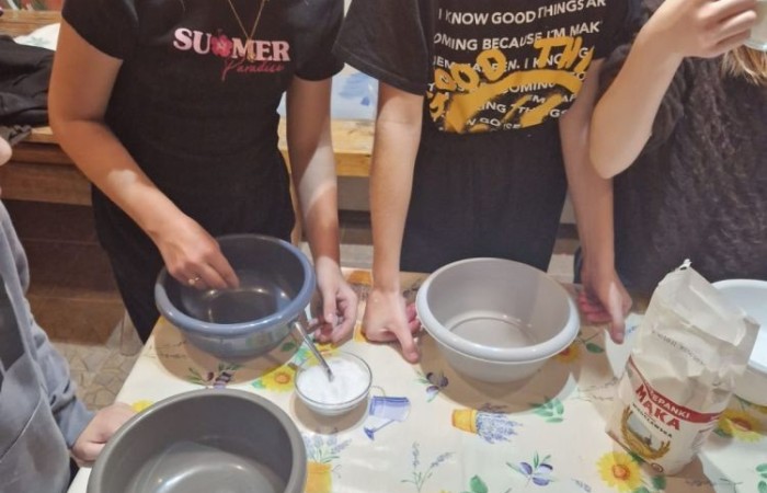 W dniach 13-14 listopada uczniowie klas 4 a i 5 b wzięli udział w wycieczce do Kaczego Bagna - Miejsca Inicjatyw Pozytywnych. Było to niezwykłe przeżycie, które oprócz zabawy pozwoliło dzieciom kształtować charakter, rozwijać osobowość i zdolności organizacyjne. Dzięki szerkiej gamie warsztatów uczniowie mieli możliwość zintegrować się, pobudzić wyobraźnię, uwierzyć w siebie i swoje możliwości, a także zdobywać nowe umiejętności poprzez zabawę. Mamy nadzieję, że smak satysfakcji z dobrze wykonanych zadań i cudowne wspomnienia pozostaną z nimi na zawsze. :)