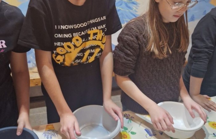 W dniach 13-14 listopada uczniowie klas 4 a i 5 b wzięli udział w wycieczce do Kaczego Bagna - Miejsca Inicjatyw Pozytywnych. Było to niezwykłe przeżycie, które oprócz zabawy pozwoliło dzieciom kształtować charakter, rozwijać osobowość i zdolności organizacyjne. Dzięki szerkiej gamie warsztatów uczniowie mieli możliwość zintegrować się, pobudzić wyobraźnię, uwierzyć w siebie i swoje możliwości, a także zdobywać nowe umiejętności poprzez zabawę. Mamy nadzieję, że smak satysfakcji z dobrze wykonanych zadań i cudowne wspomnienia pozostaną z nimi na zawsze. :)