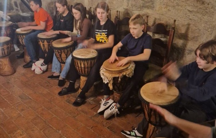 W dniach 13-14 listopada uczniowie klas 4 a i 5 b wzięli udział w wycieczce do Kaczego Bagna - Miejsca Inicjatyw Pozytywnych. Było to niezwykłe przeżycie, które oprócz zabawy pozwoliło dzieciom kształtować charakter, rozwijać osobowość i zdolności organizacyjne. Dzięki szerkiej gamie warsztatów uczniowie mieli możliwość zintegrować się, pobudzić wyobraźnię, uwierzyć w siebie i swoje możliwości, a także zdobywać nowe umiejętności poprzez zabawę. Mamy nadzieję, że smak satysfakcji z dobrze wykonanych zadań i cudowne wspomnienia pozostaną z nimi na zawsze. :)