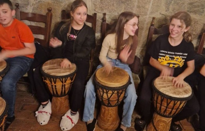 W dniach 13-14 listopada uczniowie klas 4 a i 5 b wzięli udział w wycieczce do Kaczego Bagna - Miejsca Inicjatyw Pozytywnych. Było to niezwykłe przeżycie, które oprócz zabawy pozwoliło dzieciom kształtować charakter, rozwijać osobowość i zdolności organizacyjne. Dzięki szerkiej gamie warsztatów uczniowie mieli możliwość zintegrować się, pobudzić wyobraźnię, uwierzyć w siebie i swoje możliwości, a także zdobywać nowe umiejętności poprzez zabawę. Mamy nadzieję, że smak satysfakcji z dobrze wykonanych zadań i cudowne wspomnienia pozostaną z nimi na zawsze. :)