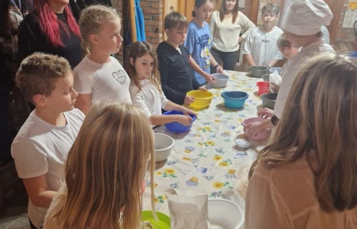 W dniach 13-14 listopada uczniowie klas 4 a i 5 b wzięli udział w wycieczce do Kaczego Bagna - Miejsca Inicjatyw Pozytywnych. Było to niezwykłe przeżycie, które oprócz zabawy pozwoliło dzieciom kształtować charakter, rozwijać osobowość i zdolności organizacyjne. Dzięki szerkiej gamie warsztatów uczniowie mieli możliwość zintegrować się, pobudzić wyobraźnię, uwierzyć w siebie i swoje możliwości, a także zdobywać nowe umiejętności poprzez zabawę. Mamy nadzieję, że smak satysfakcji z dobrze wykonanych zadań i cudowne wspomnienia pozostaną z nimi na zawsze. :)