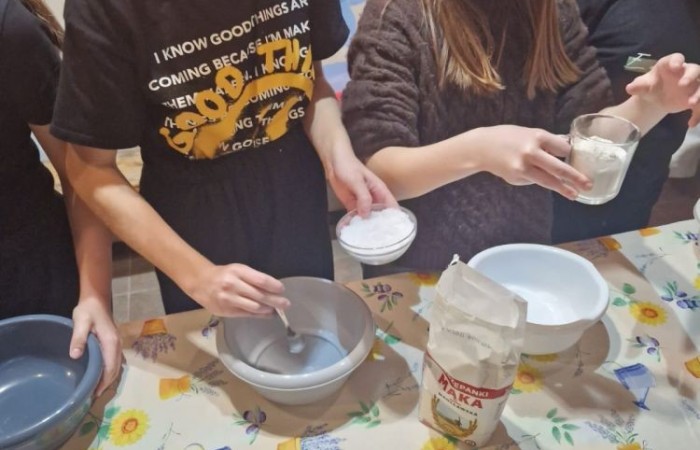 W dniach 13-14 listopada uczniowie klas 4 a i 5 b wzięli udział w wycieczce do Kaczego Bagna - Miejsca Inicjatyw Pozytywnych. Było to niezwykłe przeżycie, które oprócz zabawy pozwoliło dzieciom kształtować charakter, rozwijać osobowość i zdolności organizacyjne. Dzięki szerkiej gamie warsztatów uczniowie mieli możliwość zintegrować się, pobudzić wyobraźnię, uwierzyć w siebie i swoje możliwości, a także zdobywać nowe umiejętności poprzez zabawę. Mamy nadzieję, że smak satysfakcji z dobrze wykonanych zadań i cudowne wspomnienia pozostaną z nimi na zawsze. :)