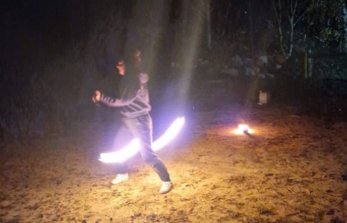 W dniach 13-14 listopada uczniowie klas 4 a i 5 b wzięli udział w wycieczce do Kaczego Bagna - Miejsca Inicjatyw Pozytywnych. Było to niezwykłe przeżycie, które oprócz zabawy pozwoliło dzieciom kształtować charakter, rozwijać osobowość i zdolności organizacyjne. Dzięki szerkiej gamie warsztatów uczniowie mieli możliwość zintegrować się, pobudzić wyobraźnię, uwierzyć w siebie i swoje możliwości, a także zdobywać nowe umiejętności poprzez zabawę. Mamy nadzieję, że smak satysfakcji z dobrze wykonanych zadań i cudowne wspomnienia pozostaną z nimi na zawsze. :)