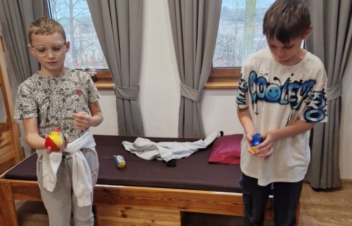 W dniach 13-14 listopada uczniowie klas 4 a i 5 b wzięli udział w wycieczce do Kaczego Bagna - Miejsca Inicjatyw Pozytywnych. Było to niezwykłe przeżycie, które oprócz zabawy pozwoliło dzieciom kształtować charakter, rozwijać osobowość i zdolności organizacyjne. Dzięki szerkiej gamie warsztatów uczniowie mieli możliwość zintegrować się, pobudzić wyobraźnię, uwierzyć w siebie i swoje możliwości, a także zdobywać nowe umiejętności poprzez zabawę. Mamy nadzieję, że smak satysfakcji z dobrze wykonanych zadań i cudowne wspomnienia pozostaną z nimi na zawsze. :)