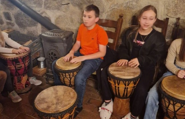 W dniach 13-14 listopada uczniowie klas 4 a i 5 b wzięli udział w wycieczce do Kaczego Bagna - Miejsca Inicjatyw Pozytywnych. Było to niezwykłe przeżycie, które oprócz zabawy pozwoliło dzieciom kształtować charakter, rozwijać osobowość i zdolności organizacyjne. Dzięki szerkiej gamie warsztatów uczniowie mieli możliwość zintegrować się, pobudzić wyobraźnię, uwierzyć w siebie i swoje możliwości, a także zdobywać nowe umiejętności poprzez zabawę. Mamy nadzieję, że smak satysfakcji z dobrze wykonanych zadań i cudowne wspomnienia pozostaną z nimi na zawsze. :)