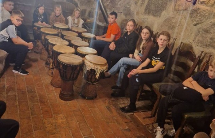 W dniach 13-14 listopada uczniowie klas 4 a i 5 b wzięli udział w wycieczce do Kaczego Bagna - Miejsca Inicjatyw Pozytywnych. Było to niezwykłe przeżycie, które oprócz zabawy pozwoliło dzieciom kształtować charakter, rozwijać osobowość i zdolności organizacyjne. Dzięki szerkiej gamie warsztatów uczniowie mieli możliwość zintegrować się, pobudzić wyobraźnię, uwierzyć w siebie i swoje możliwości, a także zdobywać nowe umiejętności poprzez zabawę. Mamy nadzieję, że smak satysfakcji z dobrze wykonanych zadań i cudowne wspomnienia pozostaną z nimi na zawsze. :)