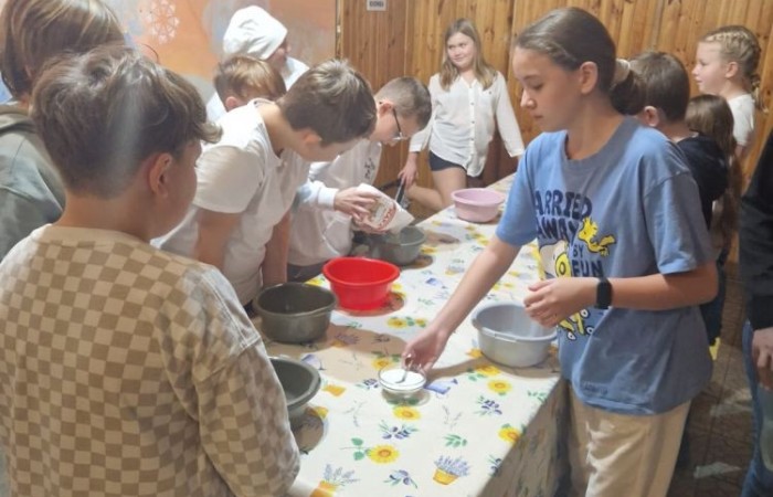 W dniach 13-14 listopada uczniowie klas 4 a i 5 b wzięli udział w wycieczce do Kaczego Bagna - Miejsca Inicjatyw Pozytywnych. Było to niezwykłe przeżycie, które oprócz zabawy pozwoliło dzieciom kształtować charakter, rozwijać osobowość i zdolności organizacyjne. Dzięki szerkiej gamie warsztatów uczniowie mieli możliwość zintegrować się, pobudzić wyobraźnię, uwierzyć w siebie i swoje możliwości, a także zdobywać nowe umiejętności poprzez zabawę. Mamy nadzieję, że smak satysfakcji z dobrze wykonanych zadań i cudowne wspomnienia pozostaną z nimi na zawsze. :)