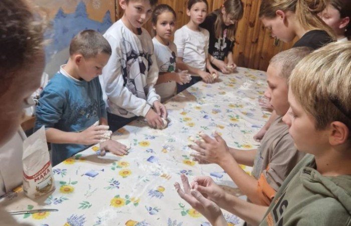 W dniach 13-14 listopada uczniowie klas 4 a i 5 b wzięli udział w wycieczce do Kaczego Bagna - Miejsca Inicjatyw Pozytywnych. Było to niezwykłe przeżycie, które oprócz zabawy pozwoliło dzieciom kształtować charakter, rozwijać osobowość i zdolności organizacyjne. Dzięki szerkiej gamie warsztatów uczniowie mieli możliwość zintegrować się, pobudzić wyobraźnię, uwierzyć w siebie i swoje możliwości, a także zdobywać nowe umiejętności poprzez zabawę. Mamy nadzieję, że smak satysfakcji z dobrze wykonanych zadań i cudowne wspomnienia pozostaną z nimi na zawsze. :)