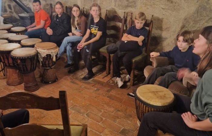 W dniach 13-14 listopada uczniowie klas 4 a i 5 b wzięli udział w wycieczce do Kaczego Bagna - Miejsca Inicjatyw Pozytywnych. Było to niezwykłe przeżycie, które oprócz zabawy pozwoliło dzieciom kształtować charakter, rozwijać osobowość i zdolności organizacyjne. Dzięki szerkiej gamie warsztatów uczniowie mieli możliwość zintegrować się, pobudzić wyobraźnię, uwierzyć w siebie i swoje możliwości, a także zdobywać nowe umiejętności poprzez zabawę. Mamy nadzieję, że smak satysfakcji z dobrze wykonanych zadań i cudowne wspomnienia pozostaną z nimi na zawsze. :)