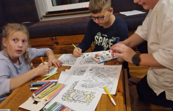 W dniach 13-14 listopada uczniowie klas 4 a i 5 b wzięli udział w wycieczce do Kaczego Bagna - Miejsca Inicjatyw Pozytywnych. Było to niezwykłe przeżycie, które oprócz zabawy pozwoliło dzieciom kształtować charakter, rozwijać osobowość i zdolności organizacyjne. Dzięki szerkiej gamie warsztatów uczniowie mieli możliwość zintegrować się, pobudzić wyobraźnię, uwierzyć w siebie i swoje możliwości, a także zdobywać nowe umiejętności poprzez zabawę. Mamy nadzieję, że smak satysfakcji z dobrze wykonanych zadań i cudowne wspomnienia pozostaną z nimi na zawsze. :)