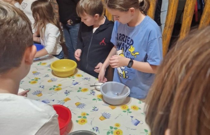 W dniach 13-14 listopada uczniowie klas 4 a i 5 b wzięli udział w wycieczce do Kaczego Bagna - Miejsca Inicjatyw Pozytywnych. Było to niezwykłe przeżycie, które oprócz zabawy pozwoliło dzieciom kształtować charakter, rozwijać osobowość i zdolności organizacyjne. Dzięki szerkiej gamie warsztatów uczniowie mieli możliwość zintegrować się, pobudzić wyobraźnię, uwierzyć w siebie i swoje możliwości, a także zdobywać nowe umiejętności poprzez zabawę. Mamy nadzieję, że smak satysfakcji z dobrze wykonanych zadań i cudowne wspomnienia pozostaną z nimi na zawsze. :)