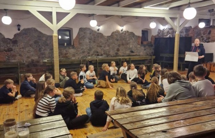 W dniach 13-14 listopada uczniowie klas 4 a i 5 b wzięli udział w wycieczce do Kaczego Bagna - Miejsca Inicjatyw Pozytywnych. Było to niezwykłe przeżycie, które oprócz zabawy pozwoliło dzieciom kształtować charakter, rozwijać osobowość i zdolności organizacyjne. Dzięki szerkiej gamie warsztatów uczniowie mieli możliwość zintegrować się, pobudzić wyobraźnię, uwierzyć w siebie i swoje możliwości, a także zdobywać nowe umiejętności poprzez zabawę. Mamy nadzieję, że smak satysfakcji z dobrze wykonanych zadań i cudowne wspomnienia pozostaną z nimi na zawsze. :)