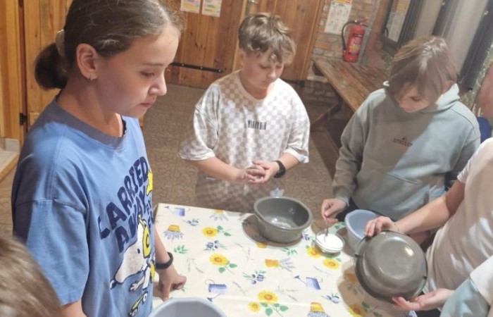 W dniach 13-14 listopada uczniowie klas 4 a i 5 b wzięli udział w wycieczce do Kaczego Bagna - Miejsca Inicjatyw Pozytywnych. Było to niezwykłe przeżycie, które oprócz zabawy pozwoliło dzieciom kształtować charakter, rozwijać osobowość i zdolności organizacyjne. Dzięki szerkiej gamie warsztatów uczniowie mieli możliwość zintegrować się, pobudzić wyobraźnię, uwierzyć w siebie i swoje możliwości, a także zdobywać nowe umiejętności poprzez zabawę. Mamy nadzieję, że smak satysfakcji z dobrze wykonanych zadań i cudowne wspomnienia pozostaną z nimi na zawsze. :)