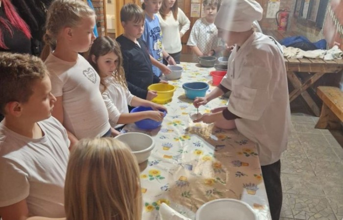 W dniach 13-14 listopada uczniowie klas 4 a i 5 b wzięli udział w wycieczce do Kaczego Bagna - Miejsca Inicjatyw Pozytywnych. Było to niezwykłe przeżycie, które oprócz zabawy pozwoliło dzieciom kształtować charakter, rozwijać osobowość i zdolności organizacyjne. Dzięki szerkiej gamie warsztatów uczniowie mieli możliwość zintegrować się, pobudzić wyobraźnię, uwierzyć w siebie i swoje możliwości, a także zdobywać nowe umiejętności poprzez zabawę. Mamy nadzieję, że smak satysfakcji z dobrze wykonanych zadań i cudowne wspomnienia pozostaną z nimi na zawsze. :)