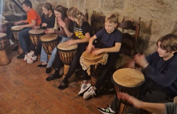 W dniach 13-14 listopada uczniowie klas 4 a i 5 b wzięli udział w wycieczce do Kaczego Bagna - Miejsca Inicjatyw Pozytywnych. Było to niezwykłe przeżycie, które oprócz zabawy pozwoliło dzieciom kształtować charakter, rozwijać osobowość i zdolności organizacyjne. Dzięki szerkiej gamie warsztatów uczniowie mieli możliwość zintegrować się, pobudzić wyobraźnię, uwierzyć w siebie i swoje możliwości, a także zdobywać nowe umiejętności poprzez zabawę. Mamy nadzieję, że smak satysfakcji z dobrze wykonanych zadań i cudowne wspomnienia pozostaną z nimi na zawsze. :)