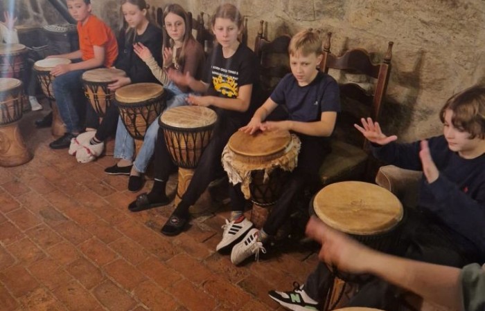 W dniach 13-14 listopada uczniowie klas 4 a i 5 b wzięli udział w wycieczce do Kaczego Bagna - Miejsca Inicjatyw Pozytywnych. Było to niezwykłe przeżycie, które oprócz zabawy pozwoliło dzieciom kształtować charakter, rozwijać osobowość i zdolności organizacyjne. Dzięki szerkiej gamie warsztatów uczniowie mieli możliwość zintegrować się, pobudzić wyobraźnię, uwierzyć w siebie i swoje możliwości, a także zdobywać nowe umiejętności poprzez zabawę. Mamy nadzieję, że smak satysfakcji z dobrze wykonanych zadań i cudowne wspomnienia pozostaną z nimi na zawsze. :)