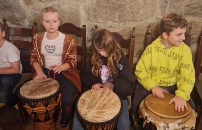 W dniach 13-14 listopada uczniowie klas 4 a i 5 b wzięli udział w wycieczce do Kaczego Bagna - Miejsca Inicjatyw Pozytywnych. Było to niezwykłe przeżycie, które oprócz zabawy pozwoliło dzieciom kształtować charakter, rozwijać osobowość i zdolności organizacyjne. Dzięki szerkiej gamie warsztatów uczniowie mieli możliwość zintegrować się, pobudzić wyobraźnię, uwierzyć w siebie i swoje możliwości, a także zdobywać nowe umiejętności poprzez zabawę. Mamy nadzieję, że smak satysfakcji z dobrze wykonanych zadań i cudowne wspomnienia pozostaną z nimi na zawsze. :)