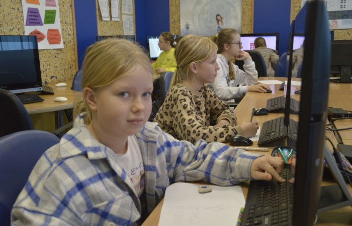 Międzynarodowy Konkurs Informatyczny BÓBR to zawsze bardzo ważne wydarzenie dla młodych pasjonatów programowania. Konkurs ten ma na celu zachęcenie dzieci i młodzieży do nauki informatyki oraz rozwijanie ich umiejętności w tej dziedzinie.
Konkurs odbywa się co roku w wielu krajach na całym świecie, a jego głównym celem jest propagowanie wśród młodych ludzi zainteresowania nauką informatyki. Uczestnicy konkursu mają szansę sprawdzić swoją wiedzę i umiejętności w praktyce, a także porównać swoje wyniki z rówieśnikami z innych krajów.
W konkursie BÓBR biorą udział uczniowie z różnych krajów i szkół. Zadania, które muszą rozwiązać, są bardzo różnorodne i wymagają nie tylko wiedzy teoretycznej, ale także umiejętności praktycznych. Uczestnictwo w konkursie BÓBR to nie tylko doskonała okazja do sprawdzenia swoich sił, ale także możliwość zdobycia cennych doświadczeń.