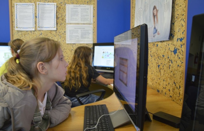 Międzynarodowy Konkurs Informatyczny BÓBR to zawsze bardzo ważne wydarzenie dla młodych pasjonatów programowania. Konkurs ten ma na celu zachęcenie dzieci i młodzieży do nauki informatyki oraz rozwijanie ich umiejętności w tej dziedzinie.
Konkurs odbywa się co roku w wielu krajach na całym świecie, a jego głównym celem jest propagowanie wśród młodych ludzi zainteresowania nauką informatyki. Uczestnicy konkursu mają szansę sprawdzić swoją wiedzę i umiejętności w praktyce, a także porównać swoje wyniki z rówieśnikami z innych krajów.
W konkursie BÓBR biorą udział uczniowie z różnych krajów i szkół. Zadania, które muszą rozwiązać, są bardzo różnorodne i wymagają nie tylko wiedzy teoretycznej, ale także umiejętności praktycznych. Uczestnictwo w konkursie BÓBR to nie tylko doskonała okazja do sprawdzenia swoich sił, ale także możliwość zdobycia cennych doświadczeń.