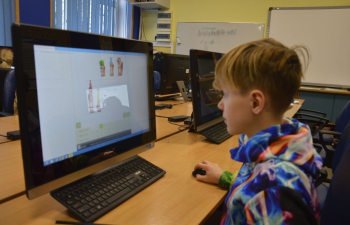 Międzynarodowy Konkurs Informatyczny BÓBR to zawsze bardzo ważne wydarzenie dla młodych pasjonatów programowania. Konkurs ten ma na celu zachęcenie dzieci i młodzieży do nauki informatyki oraz rozwijanie ich umiejętności w tej dziedzinie.
Konkurs odbywa się co roku w wielu krajach na całym świecie, a jego głównym celem jest propagowanie wśród młodych ludzi zainteresowania nauką informatyki. Uczestnicy konkursu mają szansę sprawdzić swoją wiedzę i umiejętności w praktyce, a także porównać swoje wyniki z rówieśnikami z innych krajów.
W konkursie BÓBR biorą udział uczniowie z różnych krajów i szkół. Zadania, które muszą rozwiązać, są bardzo różnorodne i wymagają nie tylko wiedzy teoretycznej, ale także umiejętności praktycznych. Uczestnictwo w konkursie BÓBR to nie tylko doskonała okazja do sprawdzenia swoich sił, ale także możliwość zdobycia cennych doświadczeń.