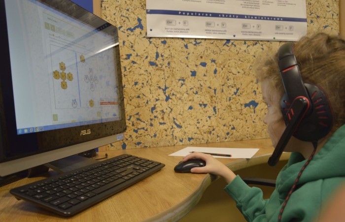 Międzynarodowy Konkurs Informatyczny BÓBR to zawsze bardzo ważne wydarzenie dla młodych pasjonatów programowania. Konkurs ten ma na celu zachęcenie dzieci i młodzieży do nauki informatyki oraz rozwijanie ich umiejętności w tej dziedzinie.
Konkurs odbywa się co roku w wielu krajach na całym świecie, a jego głównym celem jest propagowanie wśród młodych ludzi zainteresowania nauką informatyki. Uczestnicy konkursu mają szansę sprawdzić swoją wiedzę i umiejętności w praktyce, a także porównać swoje wyniki z rówieśnikami z innych krajów.
W konkursie BÓBR biorą udział uczniowie z różnych krajów i szkół. Zadania, które muszą rozwiązać, są bardzo różnorodne i wymagają nie tylko wiedzy teoretycznej, ale także umiejętności praktycznych. Uczestnictwo w konkursie BÓBR to nie tylko doskonała okazja do sprawdzenia swoich sił, ale także możliwość zdobycia cennych doświadczeń.