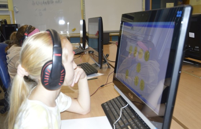 Międzynarodowy Konkurs Informatyczny BÓBR to zawsze bardzo ważne wydarzenie dla młodych pasjonatów programowania. Konkurs ten ma na celu zachęcenie dzieci i młodzieży do nauki informatyki oraz rozwijanie ich umiejętności w tej dziedzinie.
Konkurs odbywa się co roku w wielu krajach na całym świecie, a jego głównym celem jest propagowanie wśród młodych ludzi zainteresowania nauką informatyki. Uczestnicy konkursu mają szansę sprawdzić swoją wiedzę i umiejętności w praktyce, a także porównać swoje wyniki z rówieśnikami z innych krajów.
W konkursie BÓBR biorą udział uczniowie z różnych krajów i szkół. Zadania, które muszą rozwiązać, są bardzo różnorodne i wymagają nie tylko wiedzy teoretycznej, ale także umiejętności praktycznych. Uczestnictwo w konkursie BÓBR to nie tylko doskonała okazja do sprawdzenia swoich sił, ale także możliwość zdobycia cennych doświadczeń.