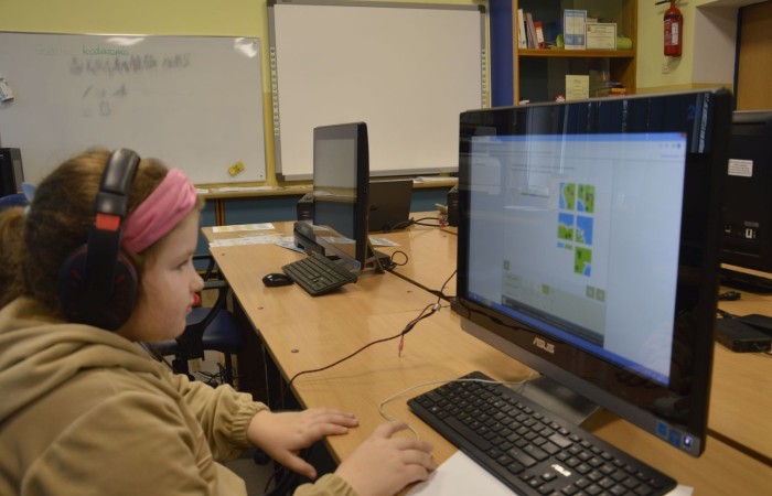 Międzynarodowy Konkurs Informatyczny BÓBR to zawsze bardzo ważne wydarzenie dla młodych pasjonatów programowania. Konkurs ten ma na celu zachęcenie dzieci i młodzieży do nauki informatyki oraz rozwijanie ich umiejętności w tej dziedzinie.
Konkurs odbywa się co roku w wielu krajach na całym świecie, a jego głównym celem jest propagowanie wśród młodych ludzi zainteresowania nauką informatyki. Uczestnicy konkursu mają szansę sprawdzić swoją wiedzę i umiejętności w praktyce, a także porównać swoje wyniki z rówieśnikami z innych krajów.
W konkursie BÓBR biorą udział uczniowie z różnych krajów i szkół. Zadania, które muszą rozwiązać, są bardzo różnorodne i wymagają nie tylko wiedzy teoretycznej, ale także umiejętności praktycznych. Uczestnictwo w konkursie BÓBR to nie tylko doskonała okazja do sprawdzenia swoich sił, ale także możliwość zdobycia cennych doświadczeń.