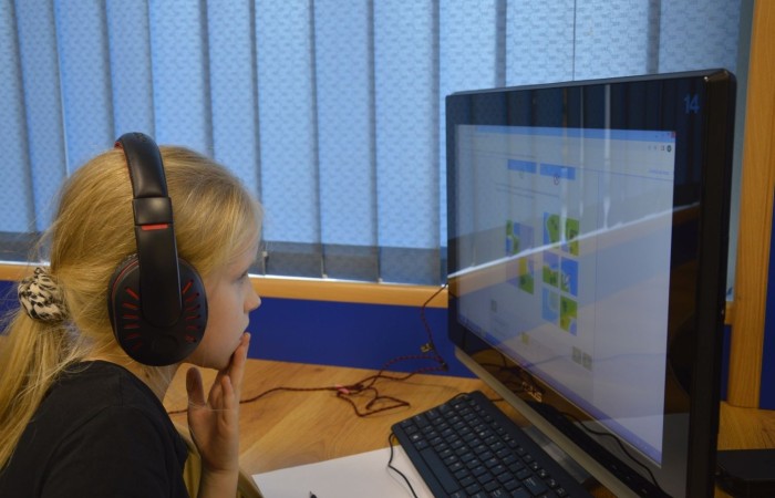 Międzynarodowy Konkurs Informatyczny BÓBR to zawsze bardzo ważne wydarzenie dla młodych pasjonatów programowania. Konkurs ten ma na celu zachęcenie dzieci i młodzieży do nauki informatyki oraz rozwijanie ich umiejętności w tej dziedzinie.
Konkurs odbywa się co roku w wielu krajach na całym świecie, a jego głównym celem jest propagowanie wśród młodych ludzi zainteresowania nauką informatyki. Uczestnicy konkursu mają szansę sprawdzić swoją wiedzę i umiejętności w praktyce, a także porównać swoje wyniki z rówieśnikami z innych krajów.
W konkursie BÓBR biorą udział uczniowie z różnych krajów i szkół. Zadania, które muszą rozwiązać, są bardzo różnorodne i wymagają nie tylko wiedzy teoretycznej, ale także umiejętności praktycznych. Uczestnictwo w konkursie BÓBR to nie tylko doskonała okazja do sprawdzenia swoich sił, ale także możliwość zdobycia cennych doświadczeń.