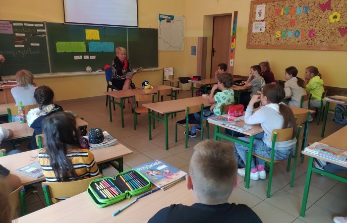 29 września uczniowie klas I-III  obchodzili Ogólnopolski Dzień Głośnego Czytania. Celem akcji jest promowanie głośnego czytania dzieciom, nabywanie przyjemności z czytania i słuchania. Czytanie książek to nie tylko ciekawa forma spędzania wolnego czasu, zdobywanie nowej wiedzy, ale również rozwijanie wyobraźni czy wzbogacanie słownictwa, a głośne czytanie dzieciom to również budowanie silnej więzi emocjonalnej. Uczniowie wysłuchali fragmentów książki  Renaty Piątkowskiej  pt. ,,Gang Swojaków”  , które czytała  nasza pani dyrektor Agnieszka Cieklińska. Dzieci chętnie wypowiadały się na temat wysłuchanych  tekstów, wykonały prace plastyczne , układały zdania  lub plan wydarzeń. Ten dzień był znakomitą okazją do promocji czytelnictwa wśród uczniów klas młodszych.
