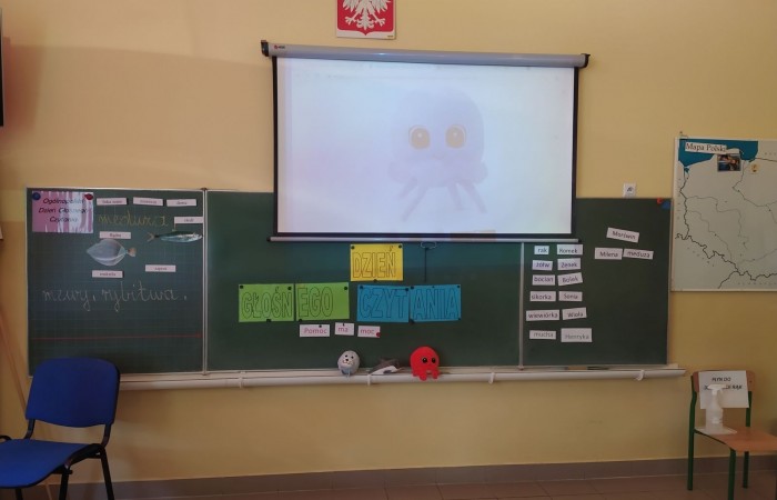 29 września uczniowie klas I-III  obchodzili Ogólnopolski Dzień Głośnego Czytania. Celem akcji jest promowanie głośnego czytania dzieciom, nabywanie przyjemności z czytania i słuchania. Czytanie książek to nie tylko ciekawa forma spędzania wolnego czasu, zdobywanie nowej wiedzy, ale również rozwijanie wyobraźni czy wzbogacanie słownictwa, a głośne czytanie dzieciom to również budowanie silnej więzi emocjonalnej. Uczniowie wysłuchali fragmentów książki  Renaty Piątkowskiej  pt. ,,Gang Swojaków”  , które czytała  nasza pani dyrektor Agnieszka Cieklińska. Dzieci chętnie wypowiadały się na temat wysłuchanych  tekstów, wykonały prace plastyczne , układały zdania  lub plan wydarzeń. Ten dzień był znakomitą okazją do promocji czytelnictwa wśród uczniów klas młodszych.