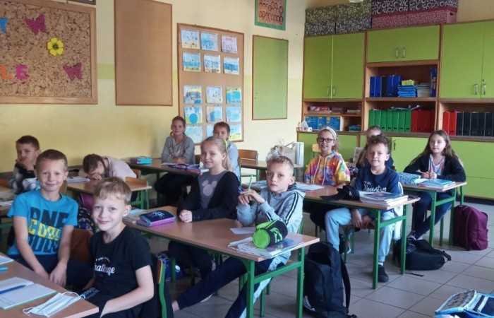 29 września uczniowie klas I-III  obchodzili Ogólnopolski Dzień Głośnego Czytania. Celem akcji jest promowanie głośnego czytania dzieciom, nabywanie przyjemności z czytania i słuchania. Czytanie książek to nie tylko ciekawa forma spędzania wolnego czasu, zdobywanie nowej wiedzy, ale również rozwijanie wyobraźni czy wzbogacanie słownictwa, a głośne czytanie dzieciom to również budowanie silnej więzi emocjonalnej. Uczniowie wysłuchali fragmentów książki  Renaty Piątkowskiej  pt. ,,Gang Swojaków”  , które czytała  nasza pani dyrektor Agnieszka Cieklińska. Dzieci chętnie wypowiadały się na temat wysłuchanych  tekstów, wykonały prace plastyczne , układały zdania  lub plan wydarzeń. Ten dzień był znakomitą okazją do promocji czytelnictwa wśród uczniów klas młodszych.