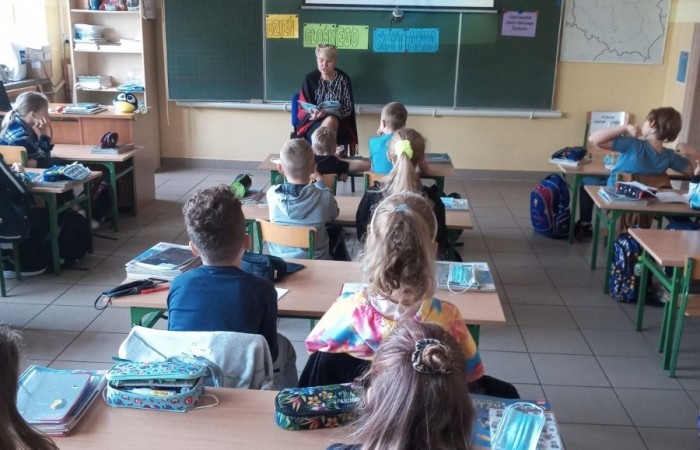29 września uczniowie klas I-III  obchodzili Ogólnopolski Dzień Głośnego Czytania. Celem akcji jest promowanie głośnego czytania dzieciom, nabywanie przyjemności z czytania i słuchania. Czytanie książek to nie tylko ciekawa forma spędzania wolnego czasu, zdobywanie nowej wiedzy, ale również rozwijanie wyobraźni czy wzbogacanie słownictwa, a głośne czytanie dzieciom to również budowanie silnej więzi emocjonalnej. Uczniowie wysłuchali fragmentów książki  Renaty Piątkowskiej  pt. ,,Gang Swojaków”  , które czytała  nasza pani dyrektor Agnieszka Cieklińska. Dzieci chętnie wypowiadały się na temat wysłuchanych  tekstów, wykonały prace plastyczne , układały zdania  lub plan wydarzeń. Ten dzień był znakomitą okazją do promocji czytelnictwa wśród uczniów klas młodszych.