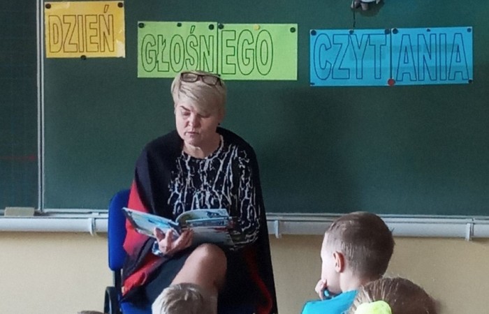 29 września uczniowie klas I-III  obchodzili Ogólnopolski Dzień Głośnego Czytania. Celem akcji jest promowanie głośnego czytania dzieciom, nabywanie przyjemności z czytania i słuchania. Czytanie książek to nie tylko ciekawa forma spędzania wolnego czasu, zdobywanie nowej wiedzy, ale również rozwijanie wyobraźni czy wzbogacanie słownictwa, a głośne czytanie dzieciom to również budowanie silnej więzi emocjonalnej. Uczniowie wysłuchali fragmentów książki  Renaty Piątkowskiej  pt. ,,Gang Swojaków”  , które czytała  nasza pani dyrektor Agnieszka Cieklińska. Dzieci chętnie wypowiadały się na temat wysłuchanych  tekstów, wykonały prace plastyczne , układały zdania  lub plan wydarzeń. Ten dzień był znakomitą okazją do promocji czytelnictwa wśród uczniów klas młodszych.
