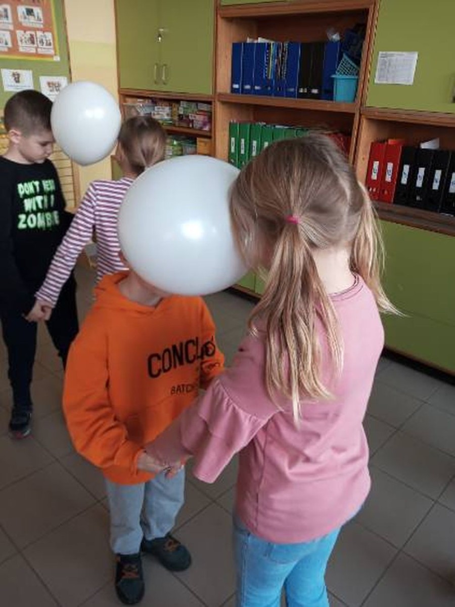 Andrzejki to dzień jedyny w swoim rodzaju. Wtedy to - zgodnie z tradycją - św. Andrzej uchyla rąbka tajemnicy i za sprawą znaków i wróżb podpowiada nam, co nas będzie czekać w przyszłości. Tego dnia nasi uczniowie zamienili sale lekcyjne w sale wróżb, a tam mieli okazję odkryć imię swojej przyszłej sympatii, dowiedzieć się jaki zawód będą wykonywać, a nawet komu z nich uda się wyjechać w podróż dokoła świata. Śmiechu było co nie miara. Wszyscy wspaniale się bawili, humory dopisywały, a przepowiedziana przyszłość zawsze może się spełnić. Tak naprawdę wszystko zależy od nas samych.
