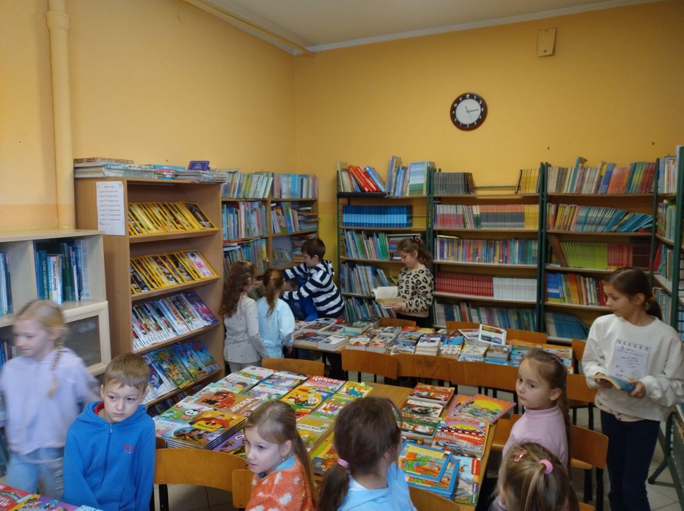 4 i 5 grudnia uczniowie klas pierwszych wybrali się na lekcje biblioteczne. Pierwszaki zapoznały się z pomieszczeniem szkolnej biblioteki, poznały obowiązujące w niej zasady zachowania, a także sposób wypożyczania książek. Kulminacyjnym, a zarazem najbardziej emocjonującym punktem było wybranie książki i jej wypożyczenie. Od tej chwili pierwszaki stały się oficjalnymi czytelnikami naszej biblioteki. Wierzymy, że będą chciały zaglądać tam jak najczęściej :)