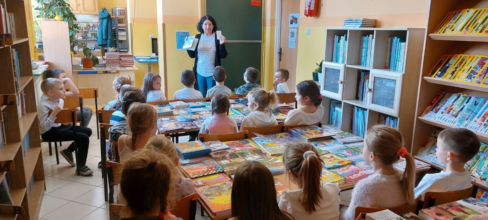 4 i 5 grudnia uczniowie klas pierwszych wybrali się na lekcje biblioteczne. Pierwszaki zapoznały się z pomieszczeniem szkolnej biblioteki, poznały obowiązujące w niej zasady zachowania, a także sposób wypożyczania książek. Kulminacyjnym, a zarazem najbardziej emocjonującym punktem było wybranie książki i jej wypożyczenie. Od tej chwili pierwszaki stały się oficjalnymi czytelnikami naszej biblioteki. Wierzymy, że będą chciały zaglądać tam jak najczęściej :)