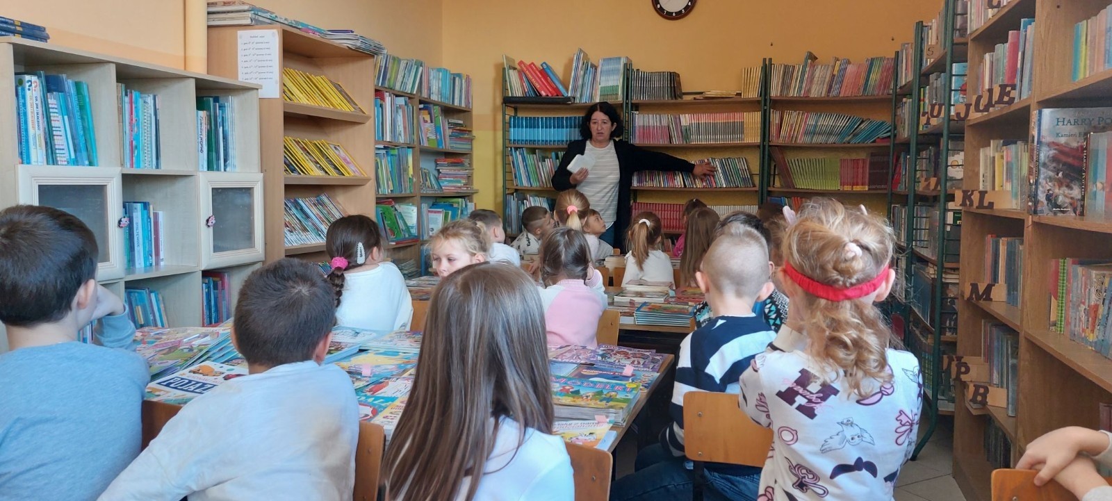 4 i 5 grudnia uczniowie klas pierwszych wybrali się na lekcje biblioteczne. Pierwszaki zapoznały się z pomieszczeniem szkolnej biblioteki, poznały obowiązujące w niej zasady zachowania, a także sposób wypożyczania książek. Kulminacyjnym, a zarazem najbardziej emocjonującym punktem było wybranie książki i jej wypożyczenie. Od tej chwili pierwszaki stały się oficjalnymi czytelnikami naszej biblioteki. Wierzymy, że będą chciały zaglądać tam jak najczęściej :)