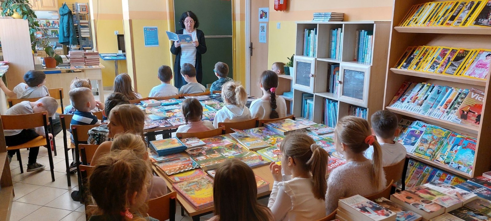 4 i 5 grudnia uczniowie klas pierwszych wybrali się na lekcje biblioteczne. Pierwszaki zapoznały się z pomieszczeniem szkolnej biblioteki, poznały obowiązujące w niej zasady zachowania, a także sposób wypożyczania książek. Kulminacyjnym, a zarazem najbardziej emocjonującym punktem było wybranie książki i jej wypożyczenie. Od tej chwili pierwszaki stały się oficjalnymi czytelnikami naszej biblioteki. Wierzymy, że będą chciały zaglądać tam jak najczęściej :)