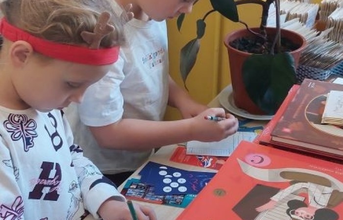 4 i 5 grudnia uczniowie klas pierwszych wybrali się na lekcje biblioteczne. Pierwszaki zapoznały się z pomieszczeniem szkolnej biblioteki, poznały obowiązujące w niej zasady zachowania, a także sposób wypożyczania książek. Kulminacyjnym, a zarazem najbardziej emocjonującym punktem było wybranie książki i jej wypożyczenie. Od tej chwili pierwszaki stały się oficjalnymi czytelnikami naszej biblioteki. Wierzymy, że będą chciały zaglądać tam jak najczęściej :)