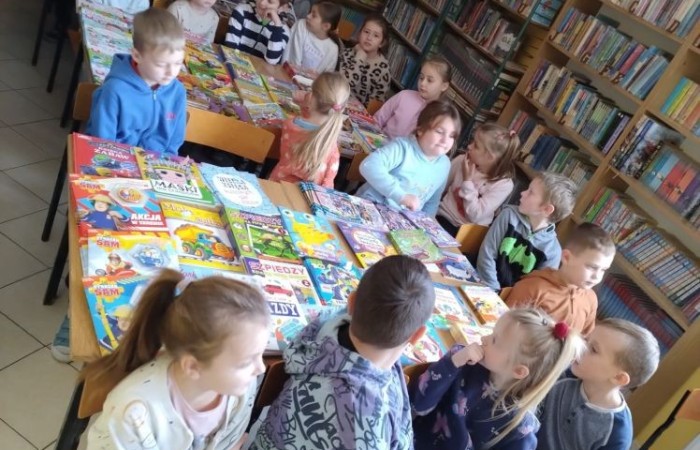 4 i 5 grudnia uczniowie klas pierwszych wybrali się na lekcje biblioteczne. Pierwszaki zapoznały się z pomieszczeniem szkolnej biblioteki, poznały obowiązujące w niej zasady zachowania, a także sposób wypożyczania książek. Kulminacyjnym, a zarazem najbardziej emocjonującym punktem było wybranie książki i jej wypożyczenie. Od tej chwili pierwszaki stały się oficjalnymi czytelnikami naszej biblioteki. Wierzymy, że będą chciały zaglądać tam jak najczęściej :)