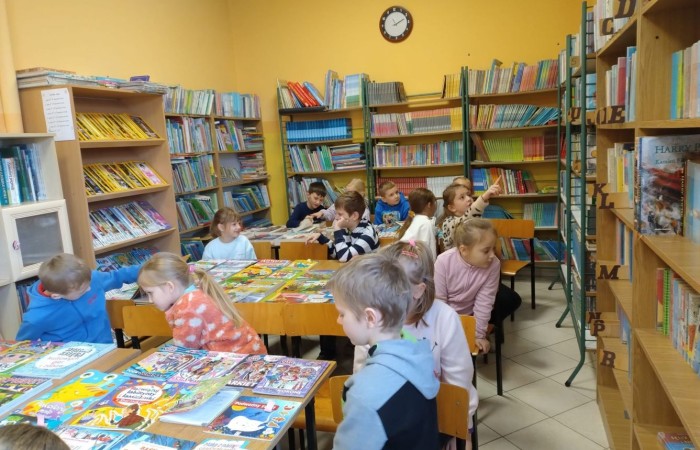 4 i 5 grudnia uczniowie klas pierwszych wybrali się na lekcje biblioteczne. Pierwszaki zapoznały się z pomieszczeniem szkolnej biblioteki, poznały obowiązujące w niej zasady zachowania, a także sposób wypożyczania książek. Kulminacyjnym, a zarazem najbardziej emocjonującym punktem było wybranie książki i jej wypożyczenie. Od tej chwili pierwszaki stały się oficjalnymi czytelnikami naszej biblioteki. Wierzymy, że będą chciały zaglądać tam jak najczęściej :)