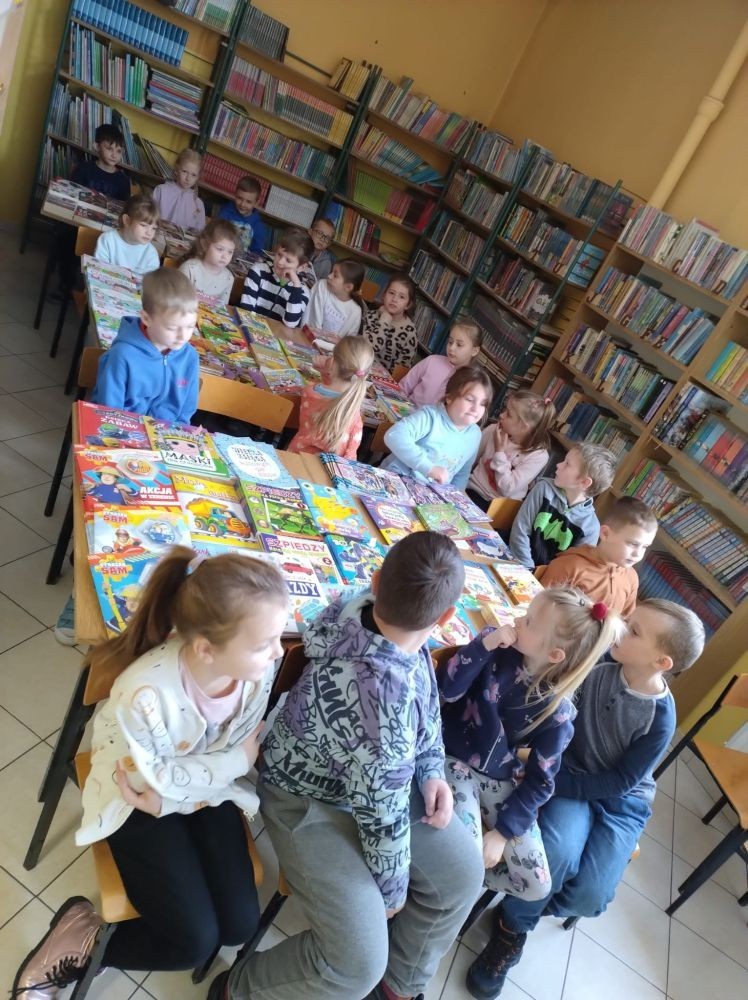 4 i 5 grudnia uczniowie klas pierwszych wybrali się na lekcje biblioteczne. Pierwszaki zapoznały się z pomieszczeniem szkolnej biblioteki, poznały obowiązujące w niej zasady zachowania, a także sposób wypożyczania książek. Kulminacyjnym, a zarazem najbardziej emocjonującym punktem było wybranie książki i jej wypożyczenie. Od tej chwili pierwszaki stały się oficjalnymi czytelnikami naszej biblioteki. Wierzymy, że będą chciały zaglądać tam jak najczęściej :)