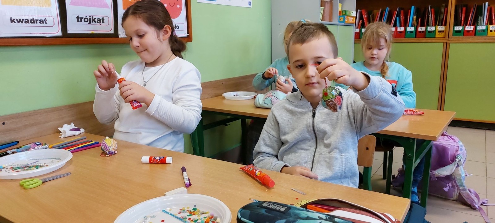 4 grudnia w klasie 1 „B” odbyły się warsztaty plastyczne, które poprowadziła pani Natalia
Misiułajtis- mama Kuby. Podczas zajęć uczniowie wykonali piękne bombki z wytłaczanek do
jajek oraz drewnianych patyczków. Dzieci pracowały z dużym zaangażowaniem i
przyjemnością, a w czasie przerwy mogły posilić się pysznymi pierniczkami. Nie był to
jednak koniec niespodzianek przygotowanych przez Panią Natalię, ponieważ na pożegnanie
każdy otrzymał prezent w postaci drewnianego Mikołaja.
Pani Natalii serdecznie dziękujemy za inspiracje do zabawy i twórczo spędzony czas :)
A na załączonych zdjęciach możecie zobaczyć efekty naszej pracy :)