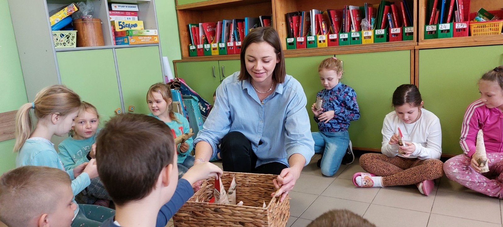 4 grudnia w klasie 1 „B” odbyły się warsztaty plastyczne, które poprowadziła pani Natalia
Misiułajtis- mama Kuby. Podczas zajęć uczniowie wykonali piękne bombki z wytłaczanek do
jajek oraz drewnianych patyczków. Dzieci pracowały z dużym zaangażowaniem i
przyjemnością, a w czasie przerwy mogły posilić się pysznymi pierniczkami. Nie był to
jednak koniec niespodzianek przygotowanych przez Panią Natalię, ponieważ na pożegnanie
każdy otrzymał prezent w postaci drewnianego Mikołaja.
Pani Natalii serdecznie dziękujemy za inspiracje do zabawy i twórczo spędzony czas :)
A na załączonych zdjęciach możecie zobaczyć efekty naszej pracy :)