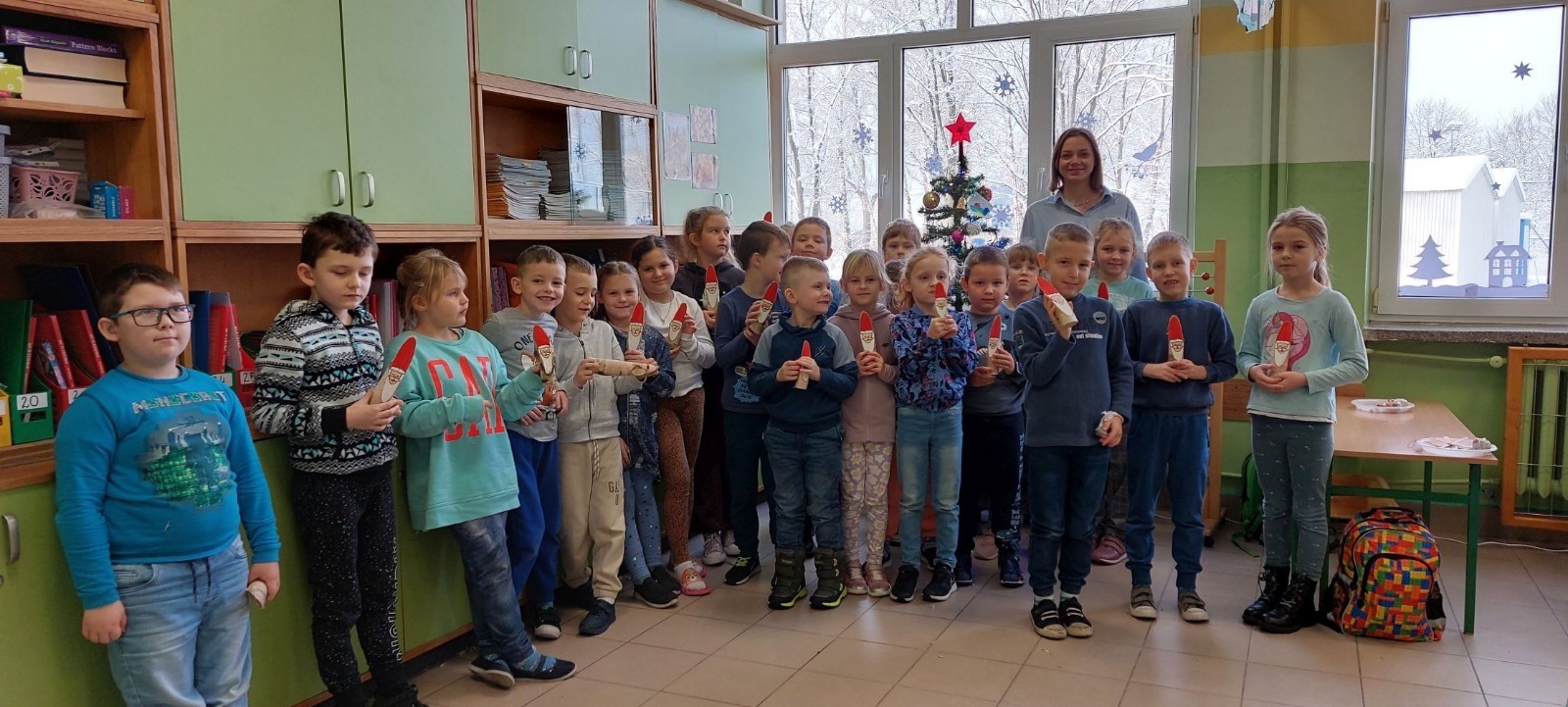 4 grudnia w klasie 1 „B” odbyły się warsztaty plastyczne, które poprowadziła pani Natalia
Misiułajtis- mama Kuby. Podczas zajęć uczniowie wykonali piękne bombki z wytłaczanek do
jajek oraz drewnianych patyczków. Dzieci pracowały z dużym zaangażowaniem i
przyjemnością, a w czasie przerwy mogły posilić się pysznymi pierniczkami. Nie był to
jednak koniec niespodzianek przygotowanych przez Panią Natalię, ponieważ na pożegnanie
każdy otrzymał prezent w postaci drewnianego Mikołaja.
Pani Natalii serdecznie dziękujemy za inspiracje do zabawy i twórczo spędzony czas :)
A na załączonych zdjęciach możecie zobaczyć efekty naszej pracy :)