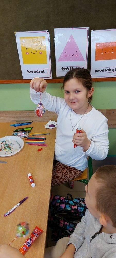 4 grudnia w klasie 1 „B” odbyły się warsztaty plastyczne, które poprowadziła pani Natalia
Misiułajtis- mama Kuby. Podczas zajęć uczniowie wykonali piękne bombki z wytłaczanek do
jajek oraz drewnianych patyczków. Dzieci pracowały z dużym zaangażowaniem i
przyjemnością, a w czasie przerwy mogły posilić się pysznymi pierniczkami. Nie był to
jednak koniec niespodzianek przygotowanych przez Panią Natalię, ponieważ na pożegnanie
każdy otrzymał prezent w postaci drewnianego Mikołaja.
Pani Natalii serdecznie dziękujemy za inspiracje do zabawy i twórczo spędzony czas :)
A na załączonych zdjęciach możecie zobaczyć efekty naszej pracy :)